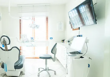 Prima sala operativa con microscopio e monitor per la visualizzazione delle immagini